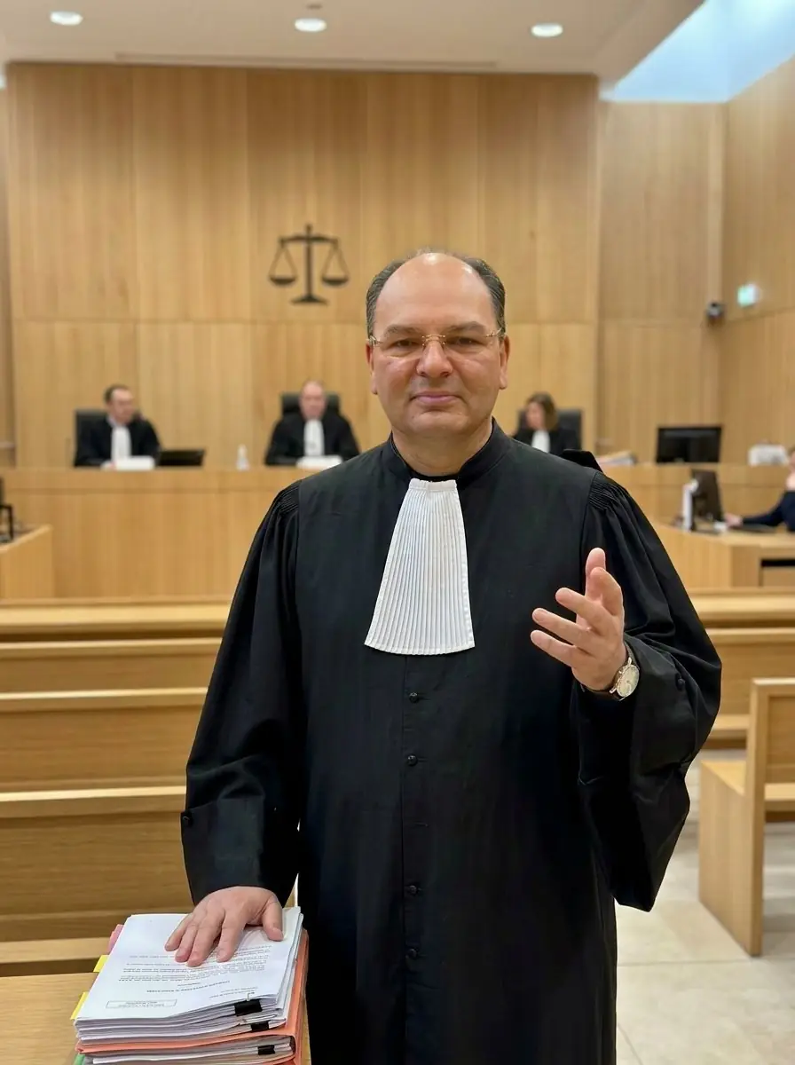 Maître Yann Gré, avocat au barreau du Val-de-Marne, en robe d'audience