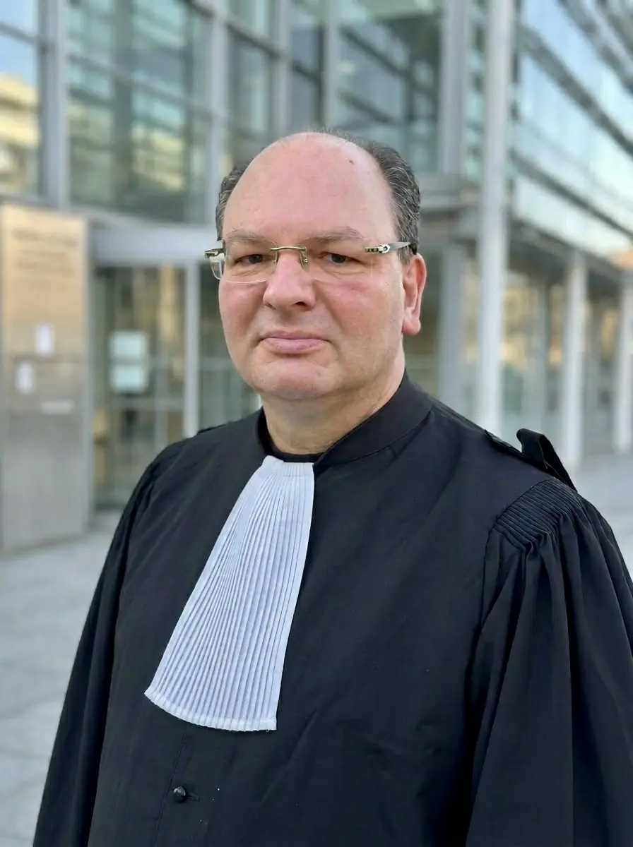 Maître Yann Gré, avocat au barreau du Val-de-Marne, devant le palais de justice