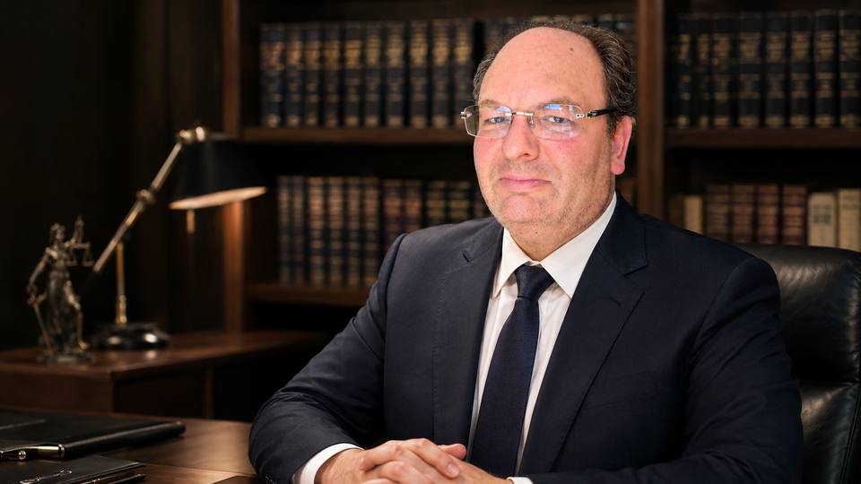 Maître Yann Gré, avocat en droit bancaire à Créteil, dans son cabinet